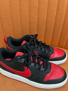 Jordan 1 retro Nike Black & Red Low-Top Sneakers